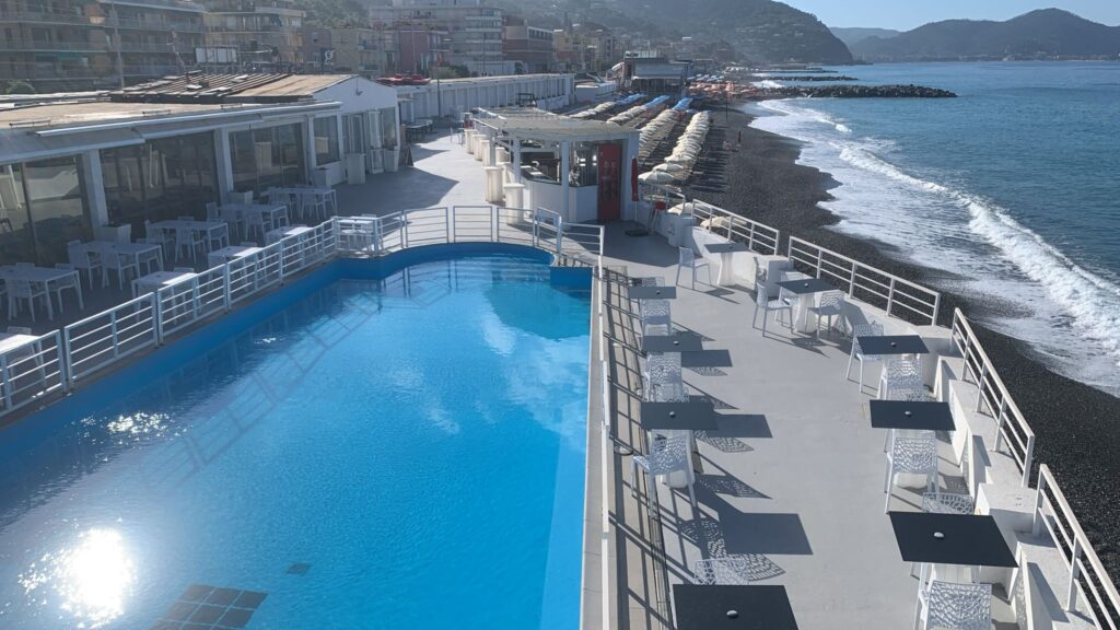Vita dall'alto piscina e spiaggai club sol levante